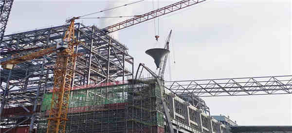 荆州热电项目4号机组主厂房钢煤斗吊装完成