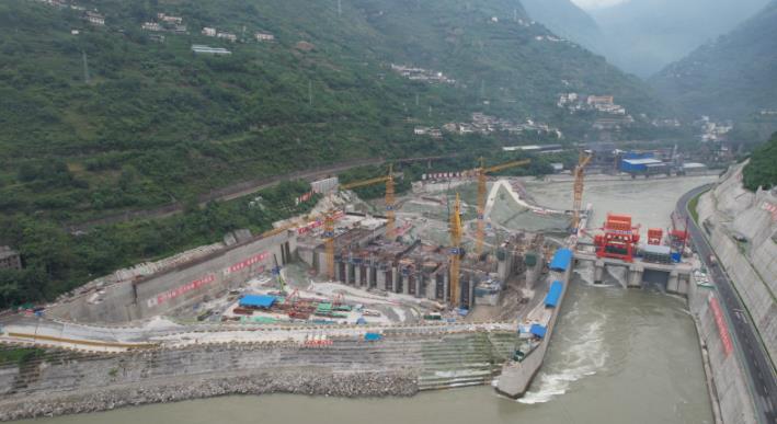 沙坪一级水电站厂坝工程1-2#泄洪闸闸墩浇筑到顶